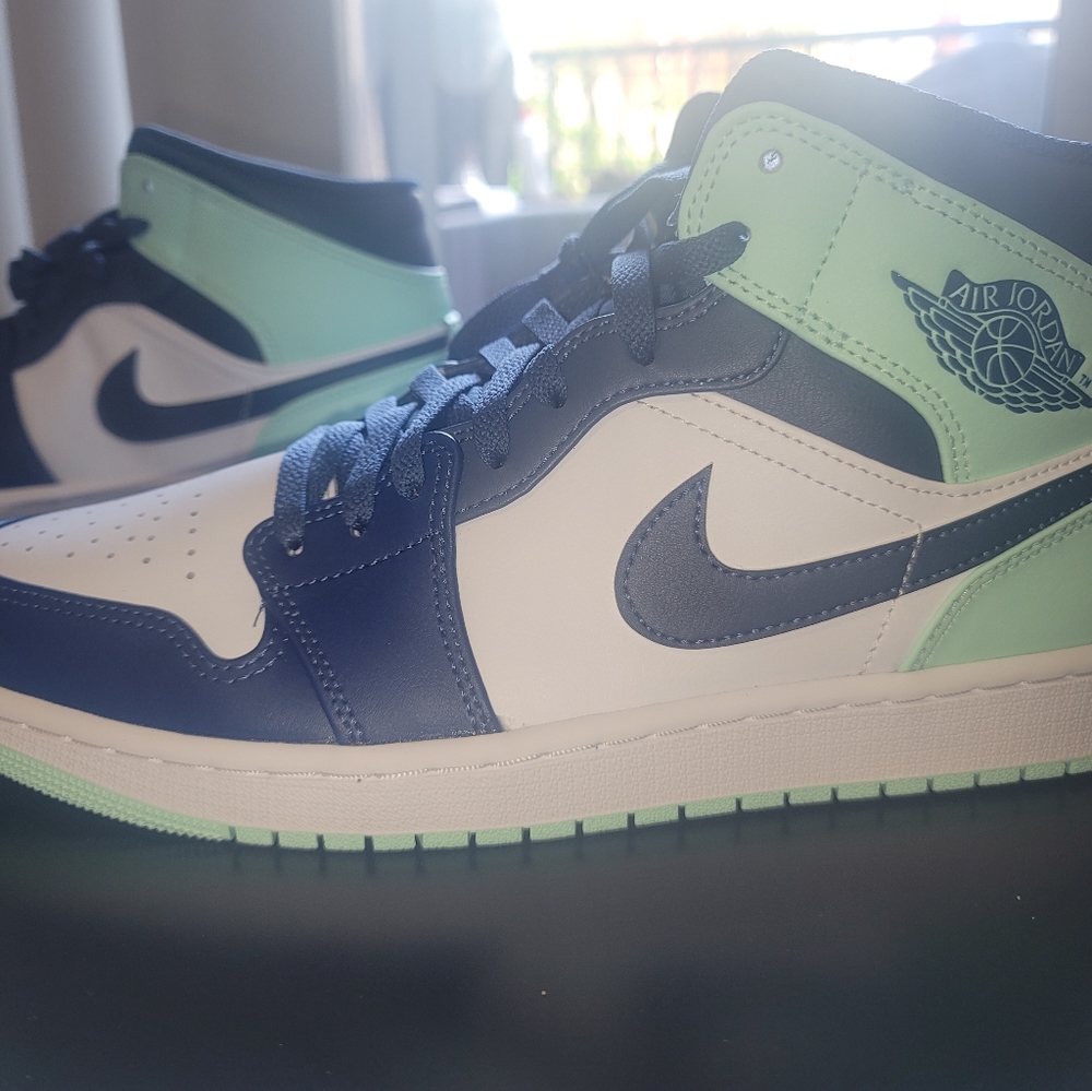 Air Jordan 1 Mid Navy Mint